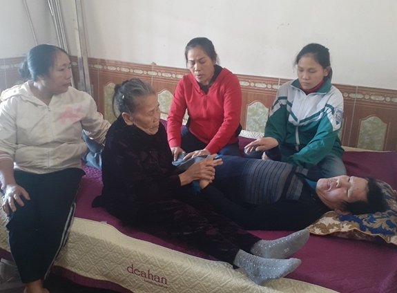 Mọi sinh hoạt của anh Phan Xuân Cảnh phụ thuộc vào sự giúp đỡ của người thân.